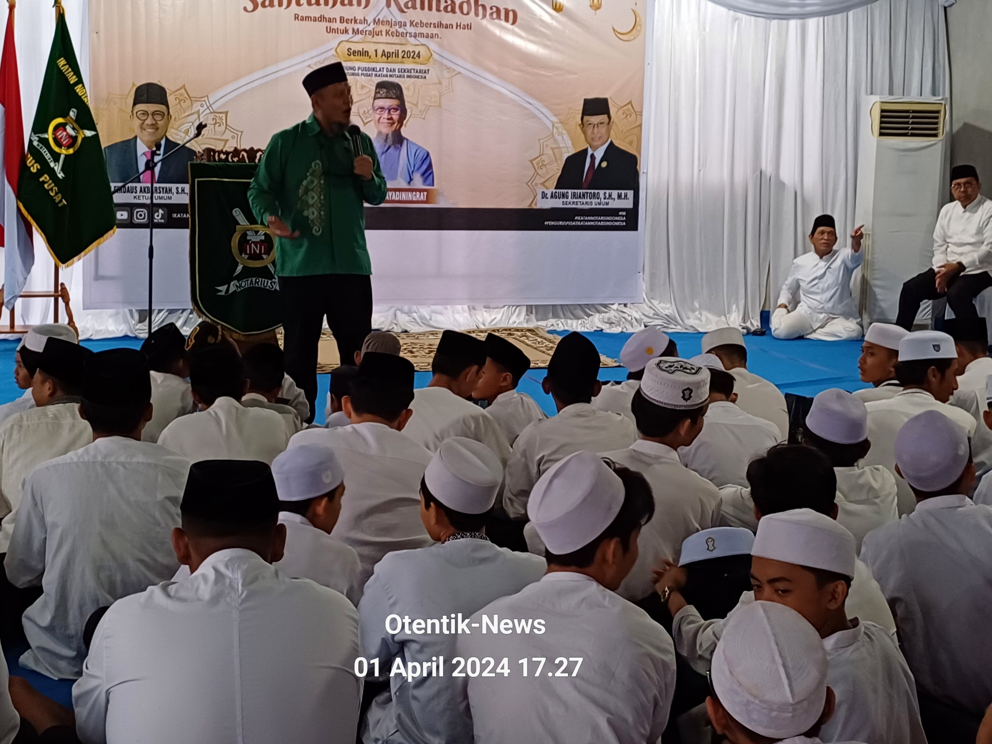 Ustadz Arifin Jayadiningrat, saat menyampaikan tausyiah