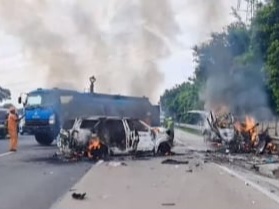 Tabrakan di Tol Jakarta-Cikampek, dua minibus terbakar