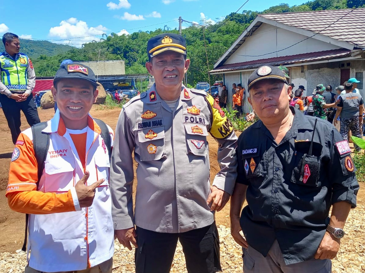 Kapolres Sukabumi (tengah) beesama relawan