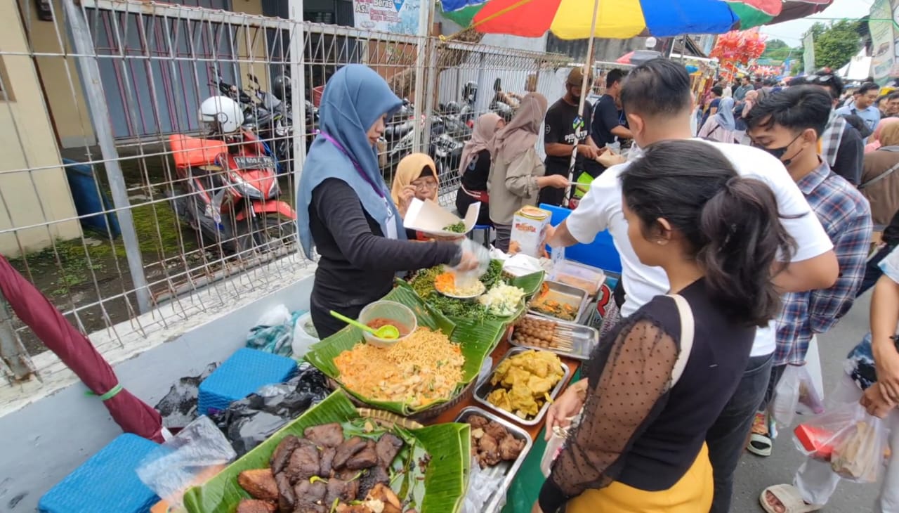 Berburu takjil di Kampung Ramadhan Jogokariyan.