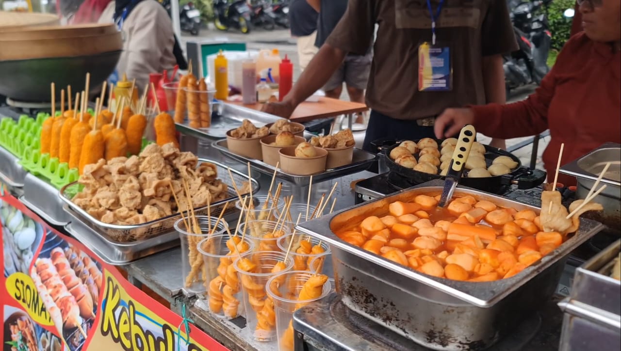 Berburu takjil di Kampung Ramadhan Jogokariyan.