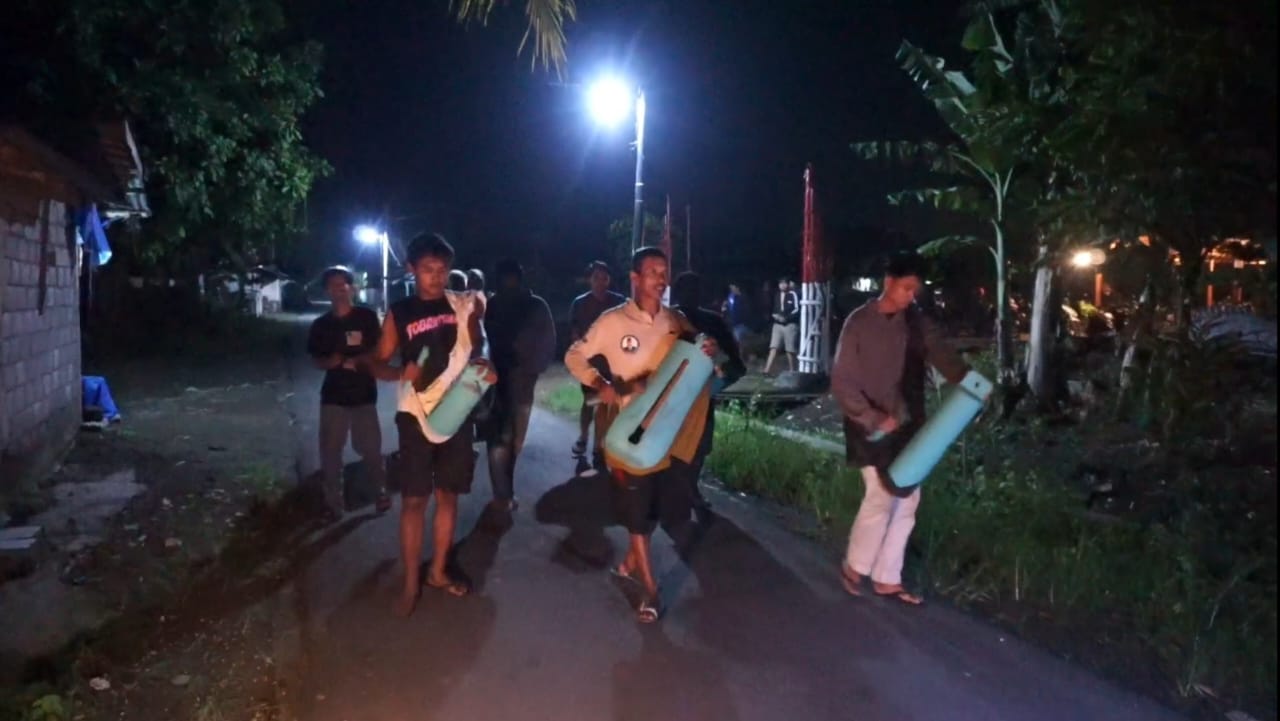 Tradisi bangunkan sahur "tek tok" di Kulonprogo, Yogyakarta.