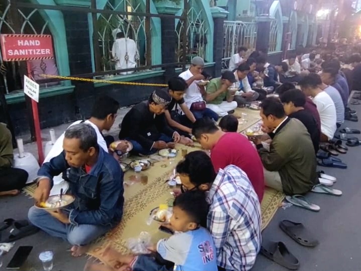 Buka puasa bersama di Masjid Jogokariyan, Kampung Ramadhan, Yogyakarta.