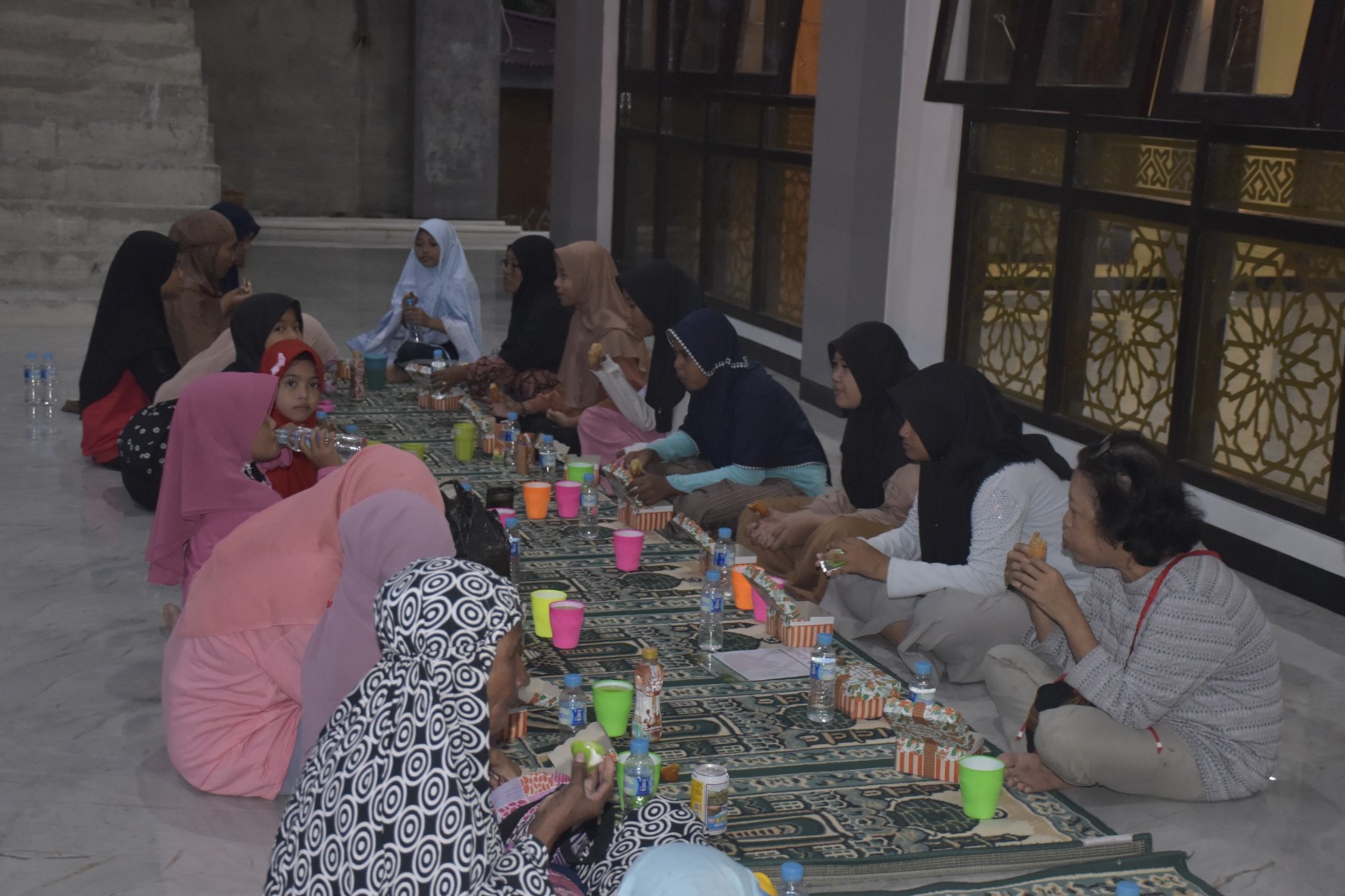 Warga sekitar saat menunggu buka puasa di Masjid Al Mahdi Lantamal X, Jayapura".