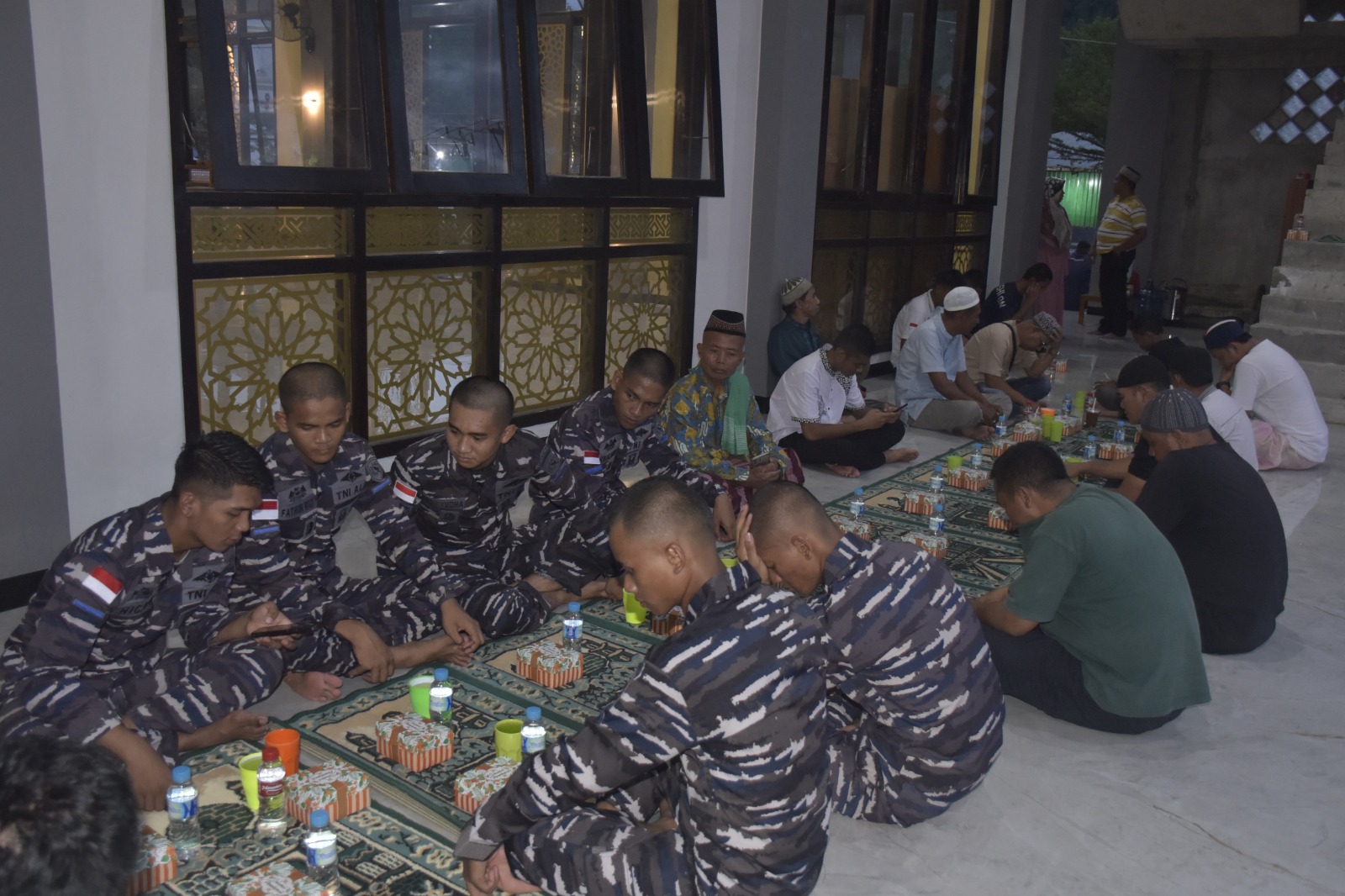 Anggota Lantamal X Jayapura bersama warga sekitar menunggu buka puasa di Masjid Al Mahdi Lantamal X".