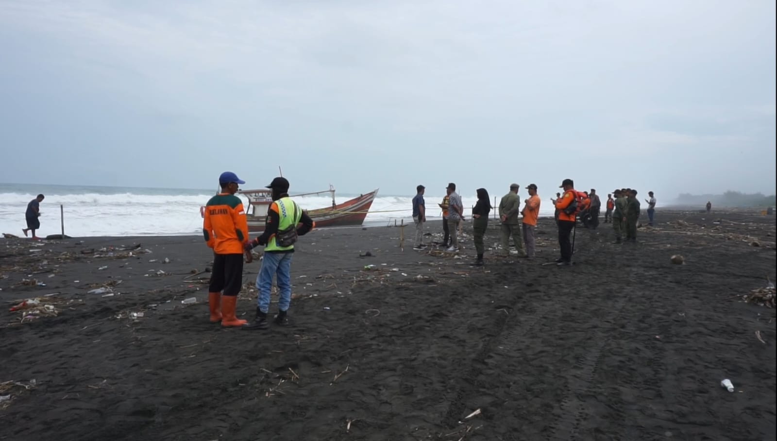 Tim SAR lakukan pencarian dua nelayan asal Banten yang hilang di Perairan Kulonprogo, Yogyakarta.