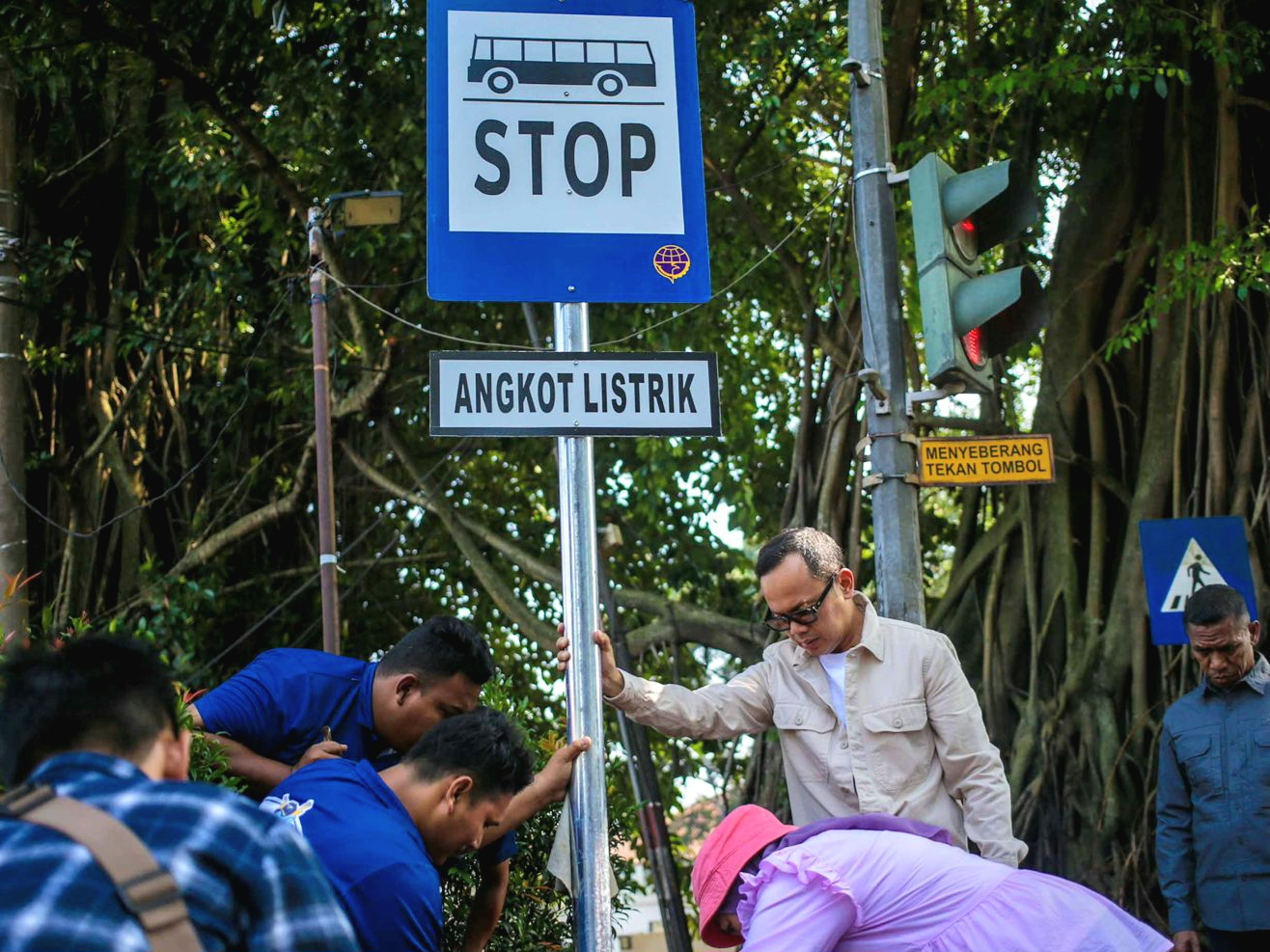 Tempat pemberhentian angkot listrik Kota Bogor.