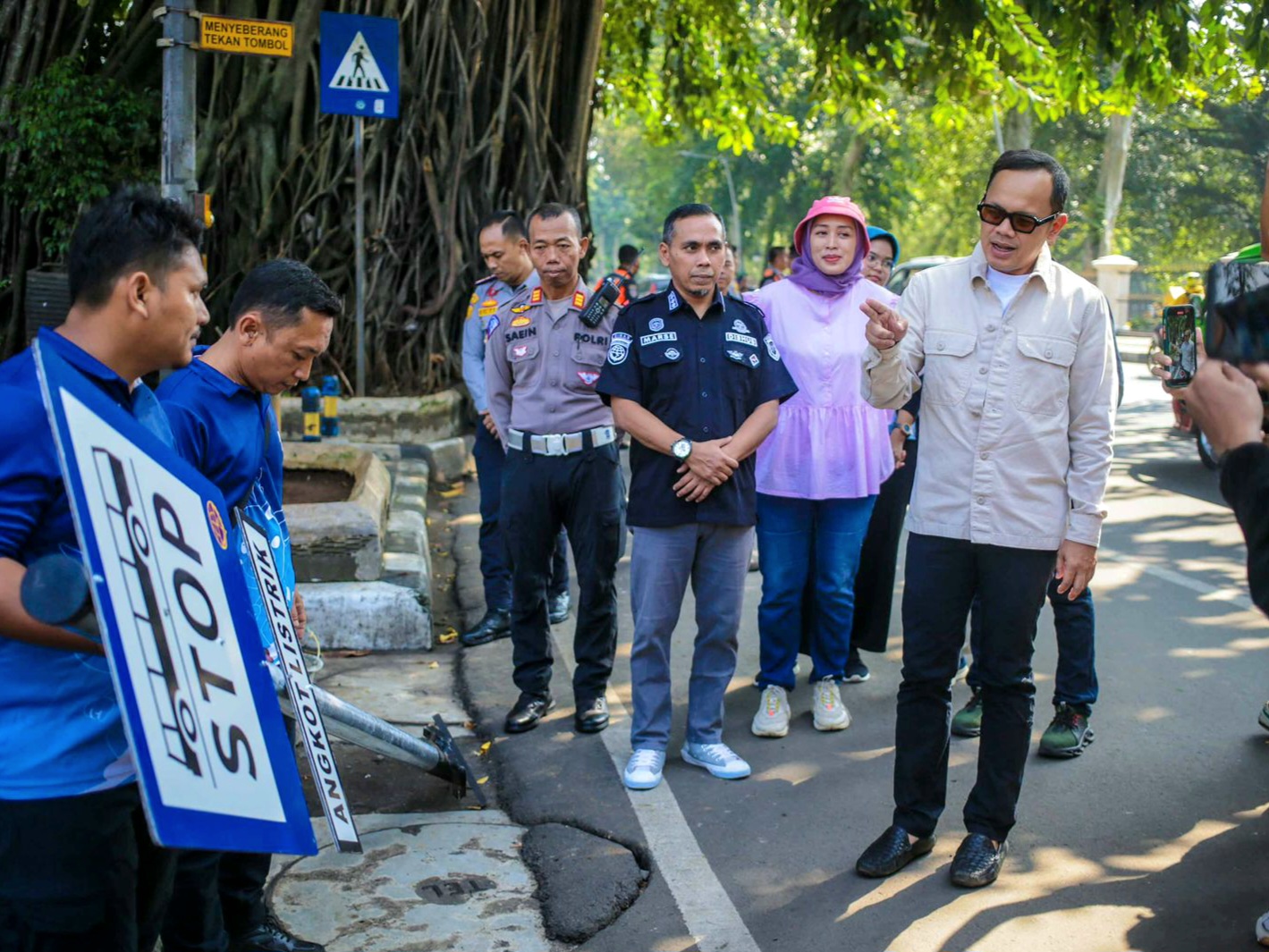 Wali Kota Bogor, Bima Arya tengah meninjau lokasi pemberhentian angkot listrik.