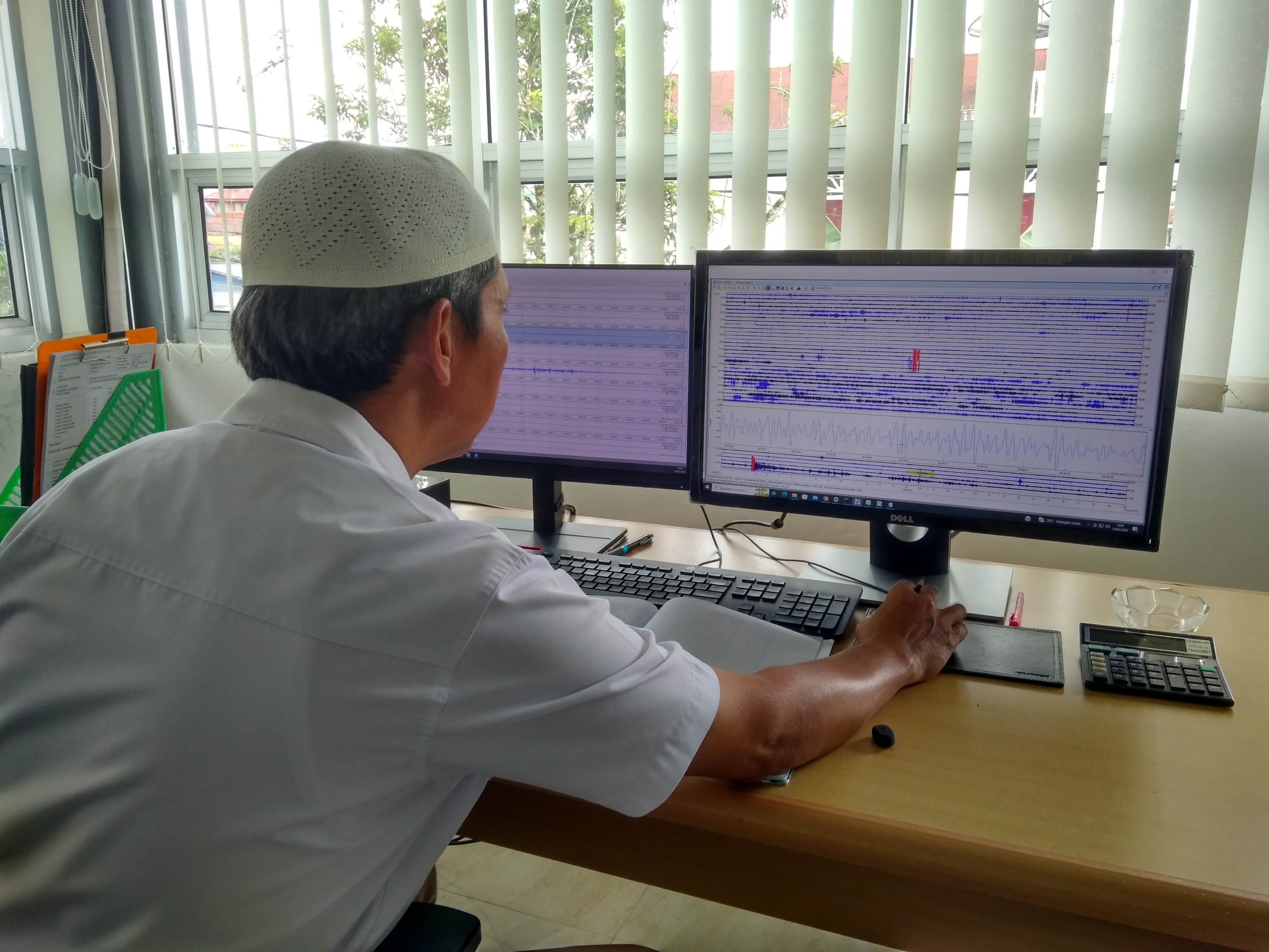 Petugas Pos Pengamatan Gunungapi (PGA) Marapi di Kota Bukittinggi, saat mengamati seismograph.