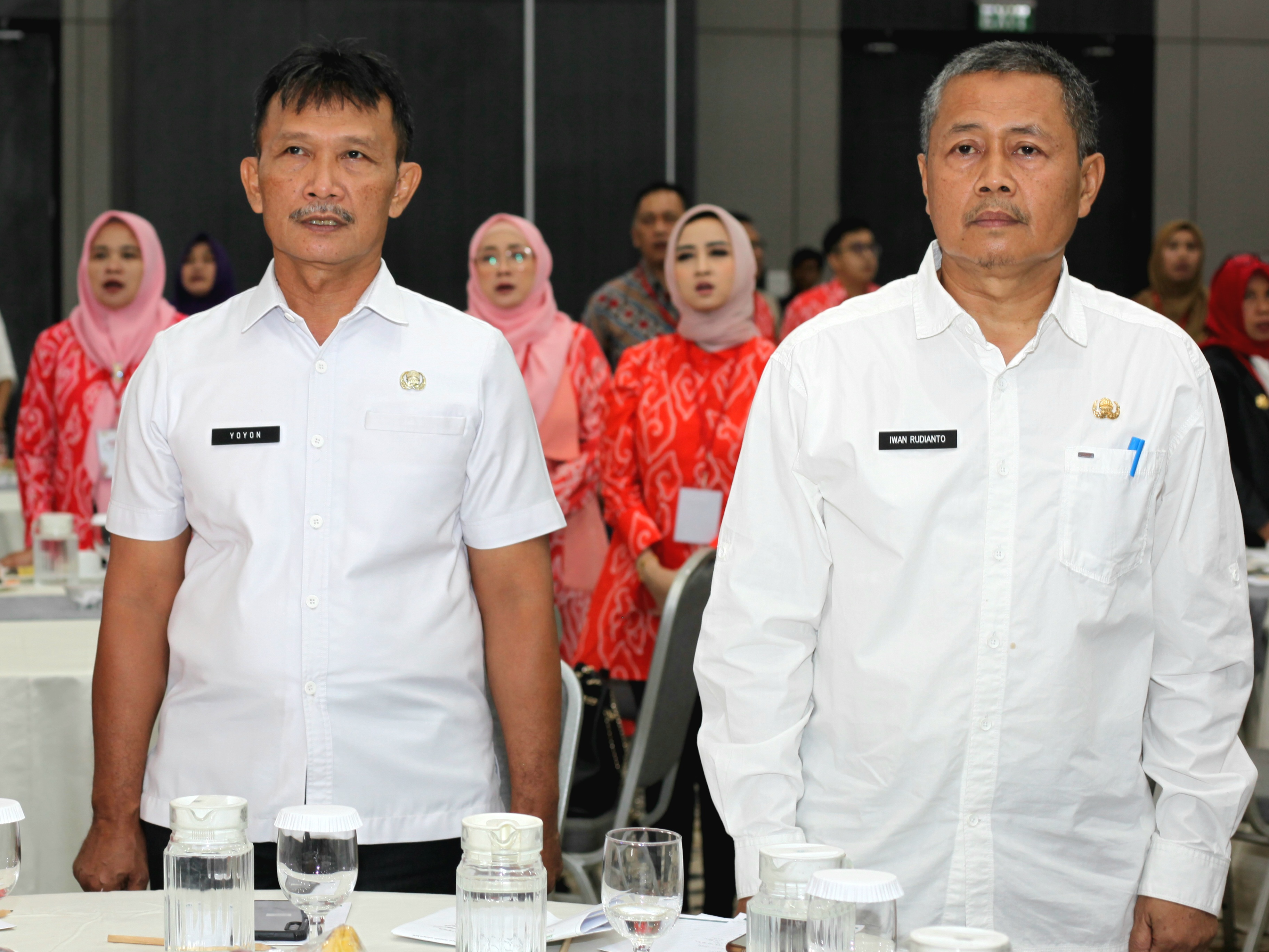 Iwan Rudianto, Staf Ahli Ekbang (kanan) bersama Youon Karyono, Kabag Hukum Pemkab. Subang (kiri)