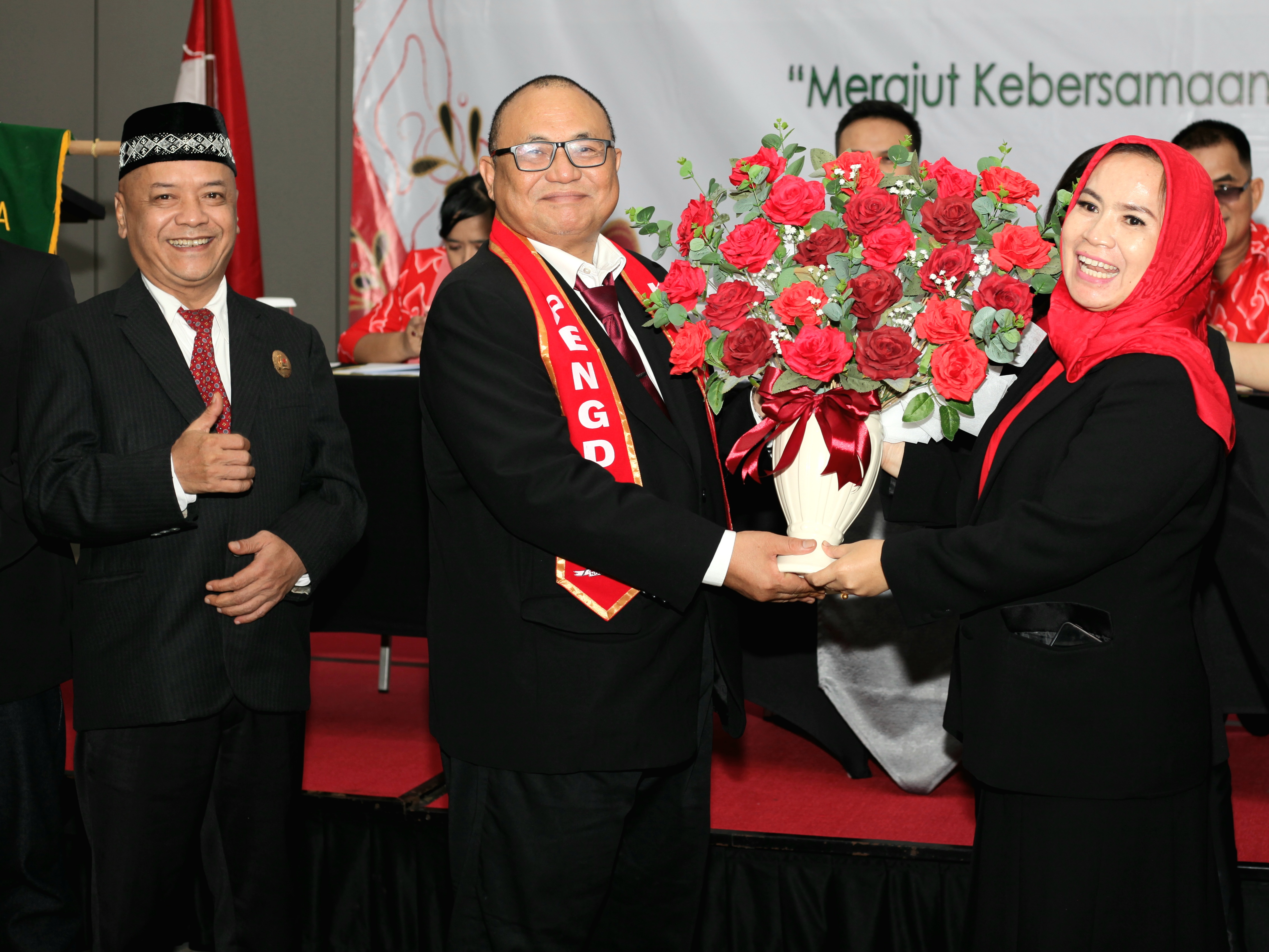 Penyerahan rangkaian bunga mawar merah kepada Mantan Ketua Pengda oleh anggota INI Subang.