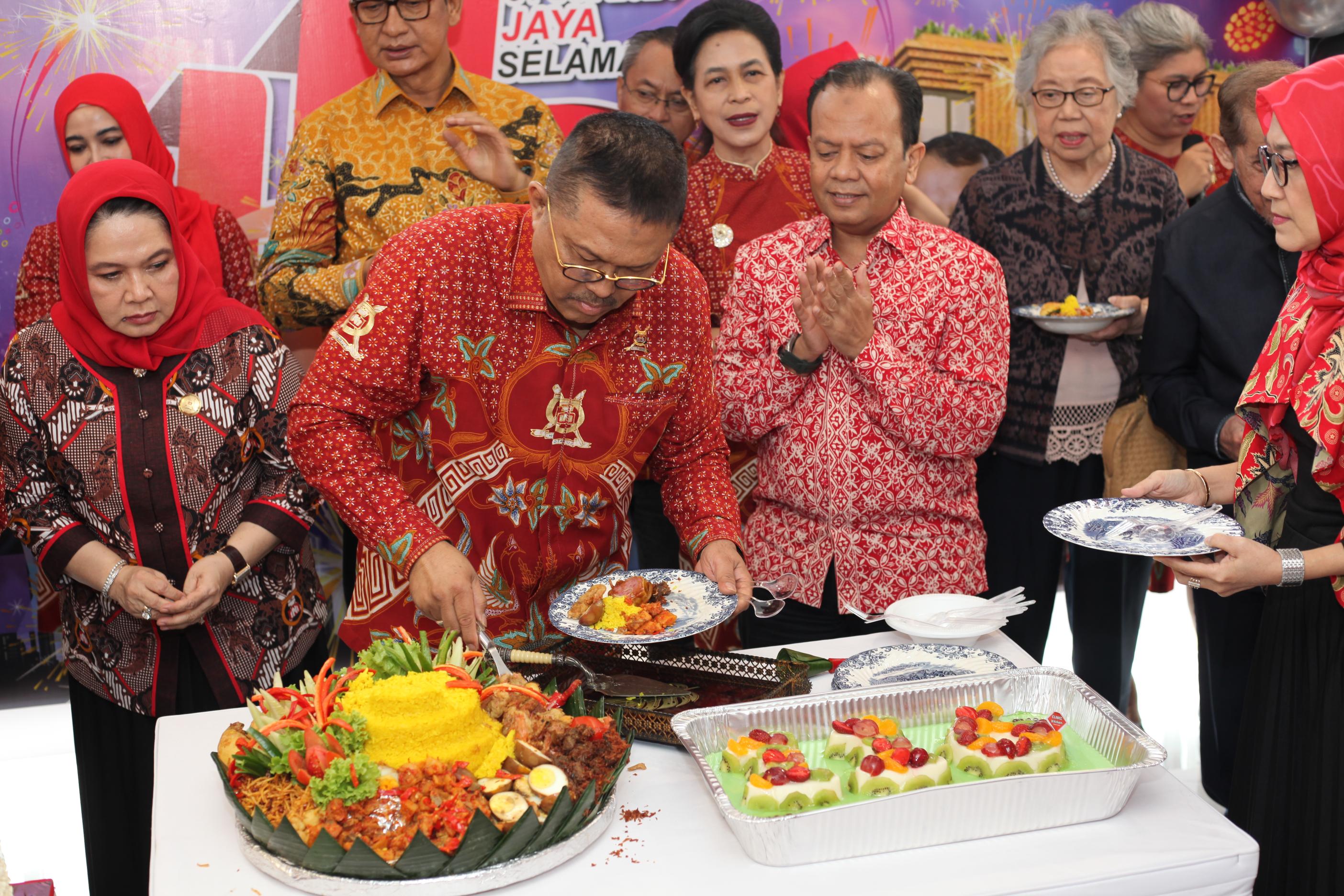 Potong tumpeng HUT INI 116 dan Peresmian Gedung Sekretariat & Pusdiklat PP INI