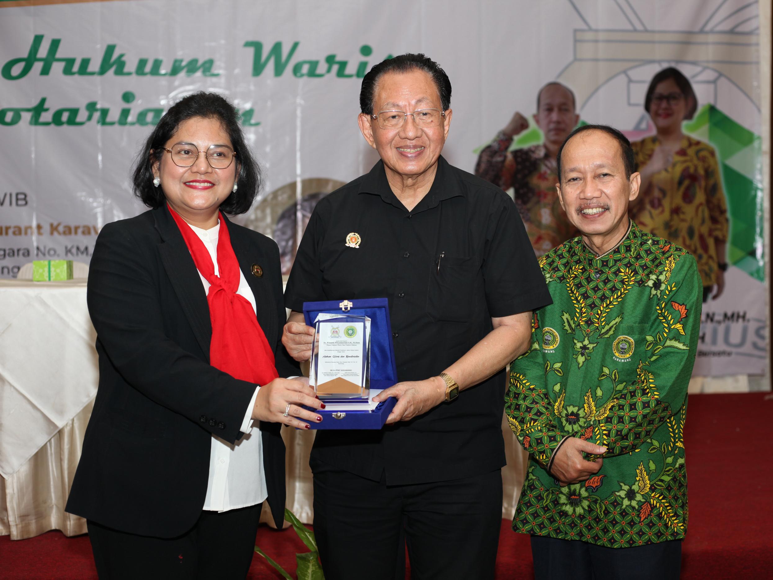 Dr. Juniety Dame Purba, S.H (kiri), bersama Dr. Winanto Wiryo Martani (tengah) dan Fadli Icsanul Husein, SH (kanan)