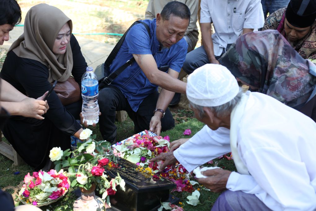 Adik Amih Tuti, H Trias Andriana bersama Istri ziarah ke makam Alm H Acep Purnama 