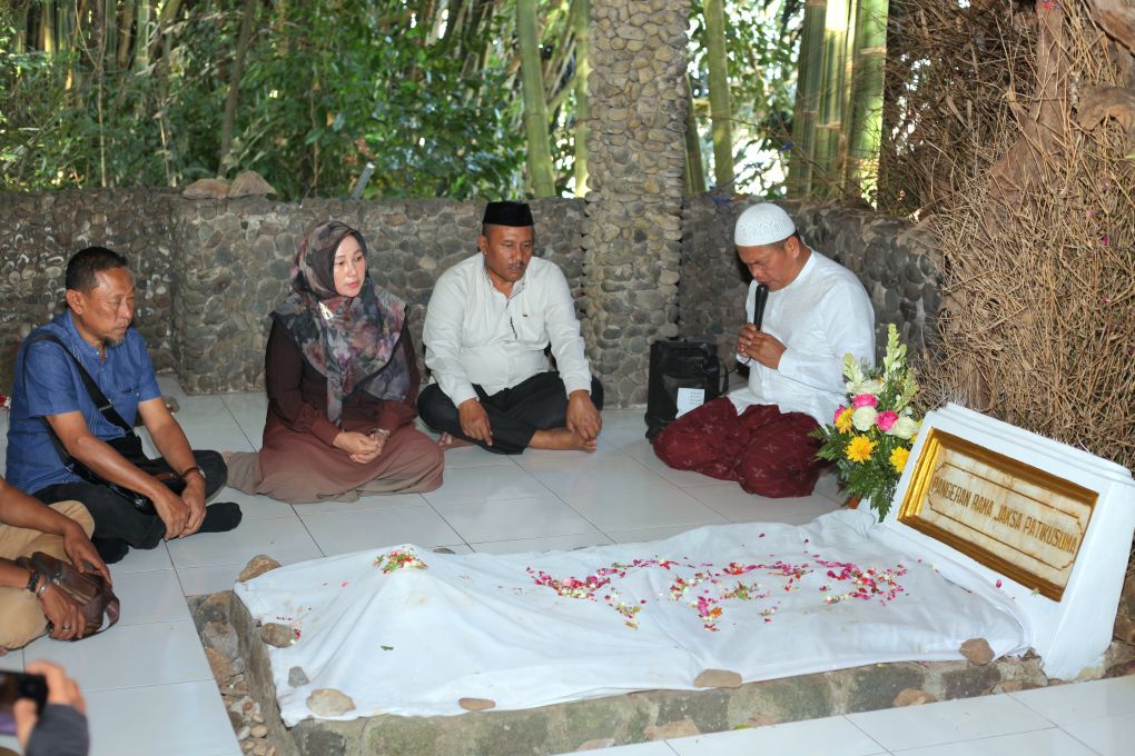 Amih Tuti ziarah ke makam Sesepuh Kuningan 